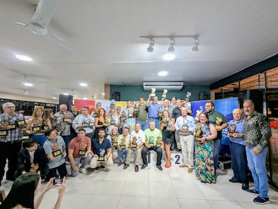 Los destacados de la temporada en el Campeonato de Regularidad posan con sus trofeos en la ceremonia de premiación del CVAP.