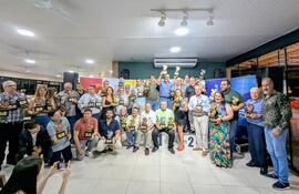 Los destacados de la temporada en el Campeonato de Regularidad posan con sus trofeos en la ceremonia de premiación del CVAP.