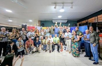 Los destacados de la temporada en el Campeonato de Regularidad posan con sus trofeos en la ceremonia de premiación del CVAP.