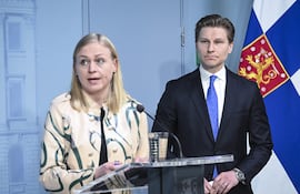 La ministra de Exteriores de Finlandia, Elina Valtonen (i) junto al ministro de DEfensa, Antti Hakkanen (d).