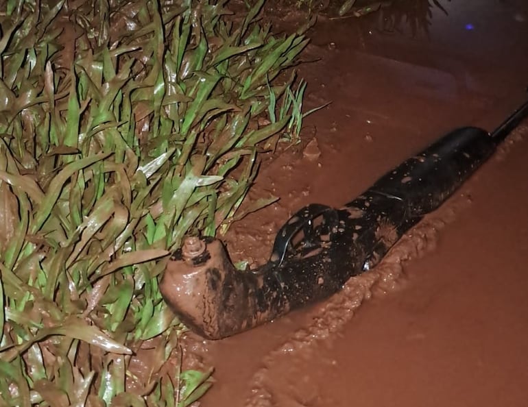Durante la huida, los sospechosos abandonaron una escopeta calibre 12, que fue incautada por la Policía.
