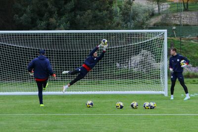 El portero Víctor Rojas (20 años) se estira en el aire intentando  atajar el balón ante la mirada de su colega  Facundo Insfrán (19) en el entrenamiento de la Albirroja, en Valparaíso, Chile.
