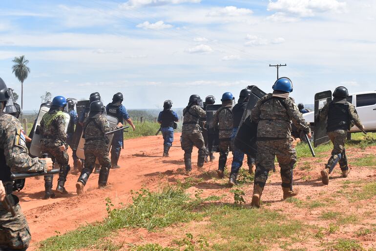 Uniformados reaccionan ante el intento de los campesinos de ingresar a la finca Lusipar