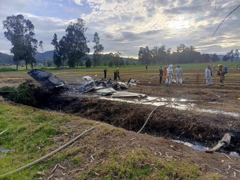 Fotografía tomada a través de rastreo de redes de bomberos y rescatistas cerca a una avioneta accidentada este sábado, en una zona rural del departamento de Boyacá (Colombia). El cantante colombiano Yeison Jiménez, uno de los principales exponentes de la música popular del país, iba a bordo de la avioneta que se accidentó, según confirmaron medios locales.