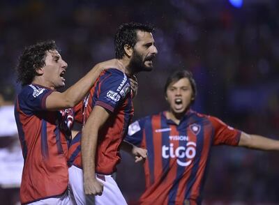 Daniel Guiza celebra un gol en Cerro Porteño.
