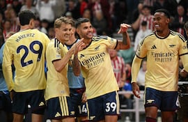 El centrocampista brasileño del Arsenal n.° 39, Bruno Guimarães, celebra haber marcado el gol inicial durante el partido de fútbol de la Premier League inglesa entre el Sunderland y el Arsenal en The Stadium of Light, en Sunderland, en el noreste de Inglaterra.