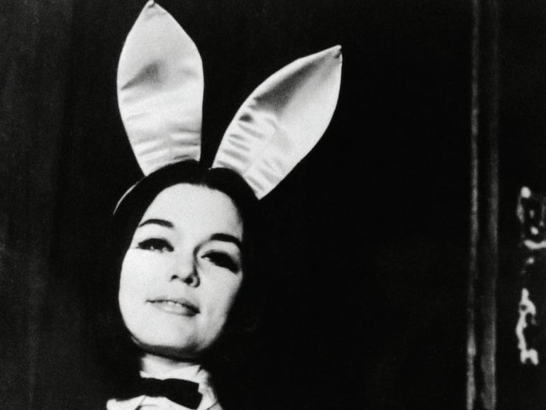 Gloria Steinem con traje de conejita en el Club Playboy en 1963.Getty Images
