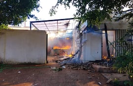 Edificio dañado por incendio, con humo y llamas visibles, en Pedro Juan Caballero.
