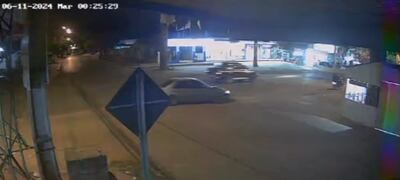 Imagen de una cámara de seguridad muestra cuando la camioneta robada pasa frente al Hospital Nacional de Itauguá, poco después de la medianoche, hacia la ciudad de Itauguá.