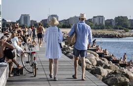 La gente se agolpa en el paseo marítimo Sundspromenaden en Malmo, Suecia. El Gobierno sueco anunció esta semana que suprimirá a partir del 1 de julio de 2025 el impuesto ecológico a los viajes en avión, introducido en 2018.