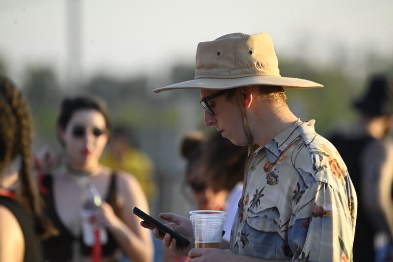 El público llega al Parque Olímpico Paraguayo donde se desarrollo el segundo día del asunciónico 2024.
