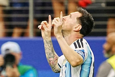 El delantero argentino Lionel Messi, número 10, celebra tras marcar el primer gol durante el partido de fútbol del Grupo J del Mundial 2026 entre Argentina y Austria en el Estadio Dallas de Arlington el 22 de junio de 2026.