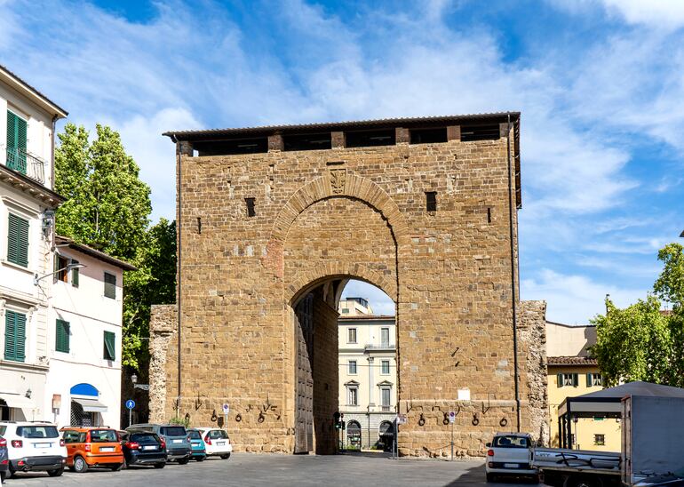 La antigua puerta "Porta San Frediano", parte de las paredes originales del siglo XIII del barrio Oltrarno de Florencia, Toscana, Italia, a la entrada del Borgo San Frediano.