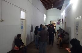 Pacientes esperan para ser atendidos en el Hospital de Lambaré.