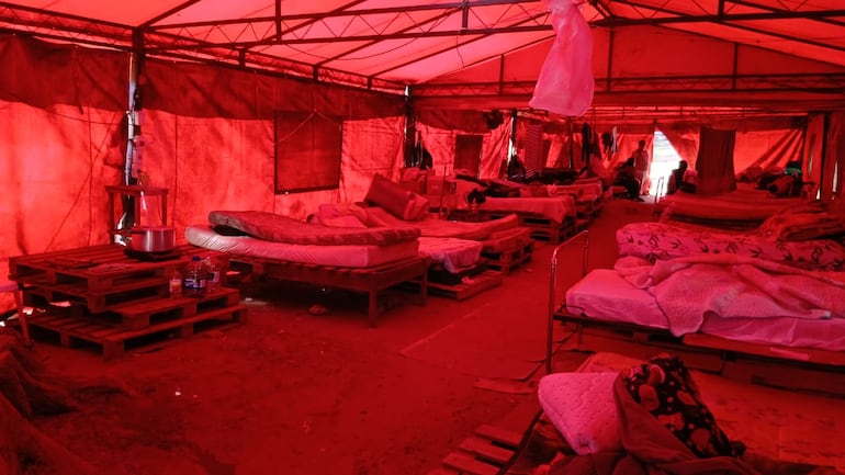 En precarias condiciones soportan frío los familiares de pacientes internados en el Hospital Nacional.