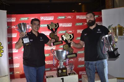 Con todos los trofeos posibles de recibir, Esteban Gauto y Michael Meier celebraron la gran actuación en el GP del Paraguay.