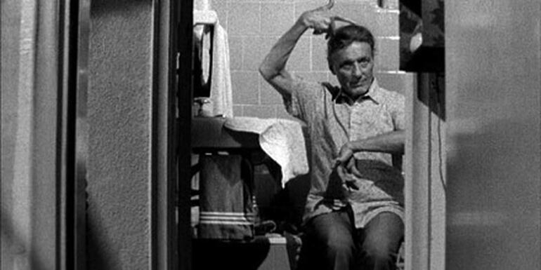 Joao Moreira Salles, cineasta brasileño, se prepara para compartir su documental 'Santiago' en un ambiente cultural.