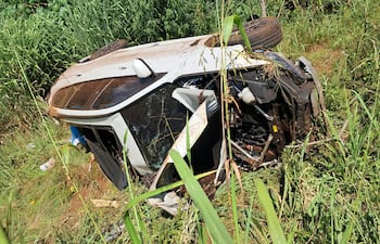 La camioneta volcó aparatosamente a un costado de la ruta.