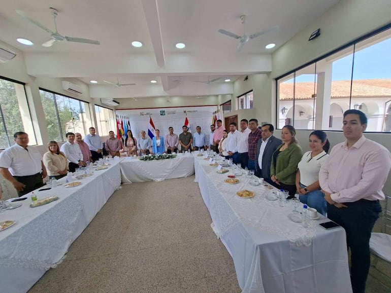 Durante la reunión de trabajo con los intendentes fueron presentados los secretarios de las diferentes dependencias del gobierno departamental.
