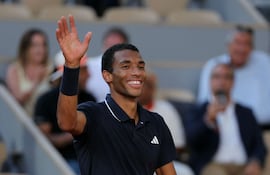 Félix Auger-Aliassime (25 años) festeja el triunfo logrado sobre el chileno Alejandro Tabilo, en tres sets.
