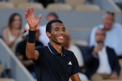 Félix Auger-Aliassime (25 años) festeja el triunfo logrado sobre el chileno Alejandro Tabilo, en tres sets.