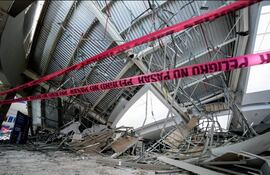 AME2349. TRUJILLO Fotografía cedida por la Agencia Andina de escombros tras el derrumbe de parte del techo del centro comercial Real Plaza de Trujillo este sábado, en Trujillo (Perú). Un policía, su mujer y su bebé de dos años forman parte de los ocho fallecidos.