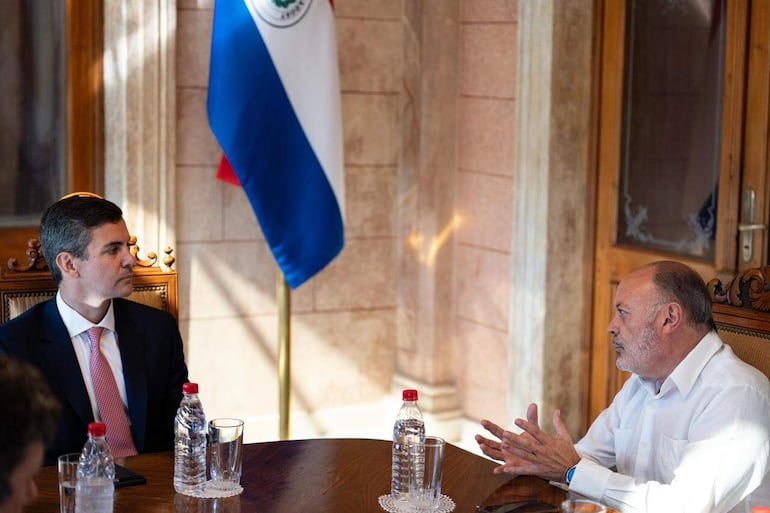 Fotografía difundida en la cuenta en X @SantiPenap del presidente de Paraguay, Santiago Peña, de Peña (i) reunido con el director global de ventas de la aerolínea Iberia, Víctor Moneo, este martes, para tratar la apertura de "nuevas conexiones" entre el país suramericano y las principales ciudades del mundo, en Asunción.
