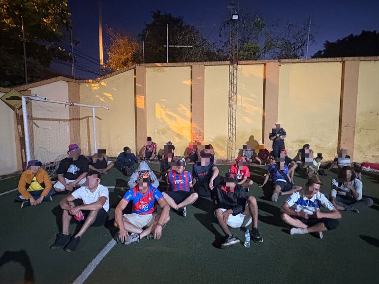 Hinchas de Cerro se enfrentan a la policía y resultan dos agentes lesionados