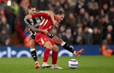 LIVERPOOL (United Kingdom), 26/02/2025.- Alexis Mac Allister (R) of Liverpool in action against Bruno Guimaraes of Newcastle during the English Premier League match between Liverpool FC and Newcastle United, in Liverpool, Britain, 26 February 2025. (Reino Unido) EFE/EPA/ADAM VAUGHAN EDITORIAL USE ONLY. No use with unauthorized audio, video, data, fixture lists, club/league logos, 'live' services or NFTs. Online in-match use limited to 120 images, no video emulation. No use in betting, games or single club/league/player publications.