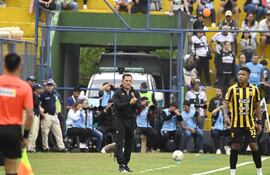 Víctor Eduardo Ceferino Bernay (55 años), entrenador de Guaraní.