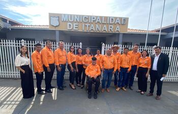 El nuevo intendente de Itanará, Jorge López Armoa (en silla de ruedas) junto a los 12 concejales municipales y sus asesores.