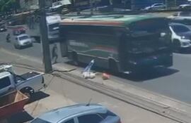 Bus del que cayó Cinthia Riquelme.