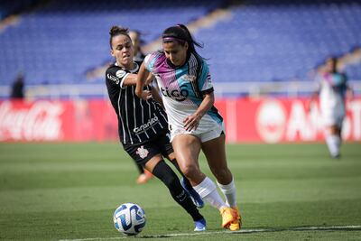 La jugadora de Libertad-Limpeño intenta escapar de la marca de la futbolista del Corinthians