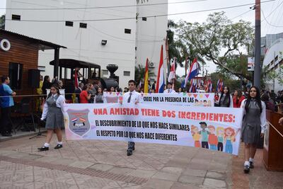 Los jóvenes desfilaron y renovaron sus compromisos de practicar la amistad.