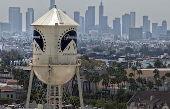 El logo de Paramount Pictures en una torre de agua en sus estudios en Los Ángeles.
