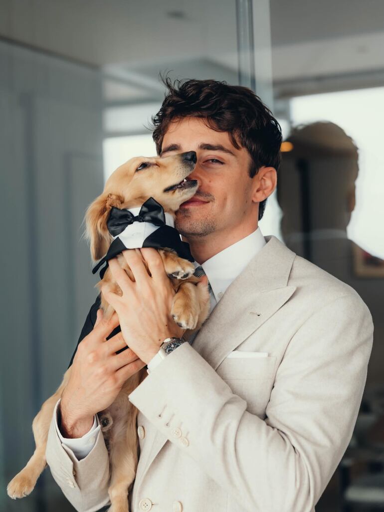El recién casado Charles Leclerc con Leo, el perrito que se robó todos los flashes en la boda.