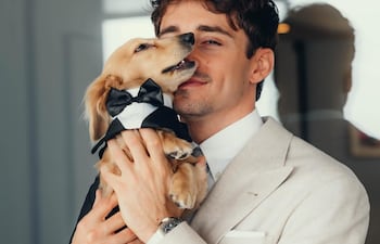 El recién casado Charles Leclerc con Leo, el perrito que se robó todos los flashes en la boda.