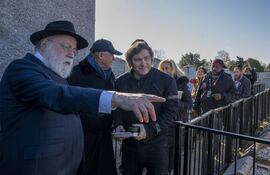 El presidente electo de Argentina, Javier Milei (d), visita tumbas de rabinos en el cementerio judío de Montefiore en Springfield Gardens en Queens, Nueva York (EEUU).