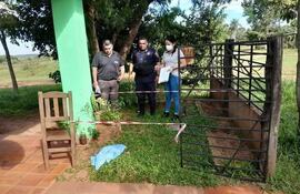 Los intervinientes acordonaron el lugar y observan la bolsa que tapa el cuerpo hallado.