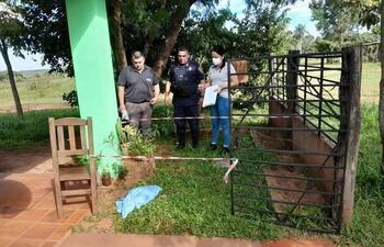 Los intervinientes acordonaron el lugar y observan la bolsa que tapa el cuerpo hallado.