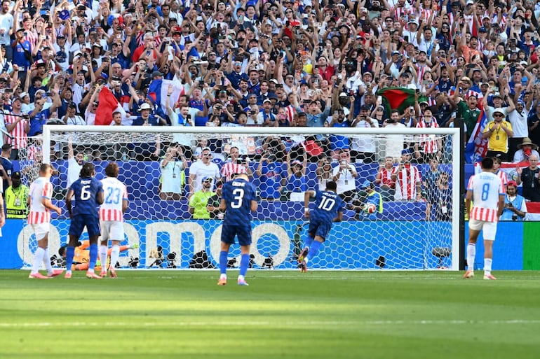 El gol de penal de Kylian Mbappe que sentenció el encuentro a favor de Francia.
