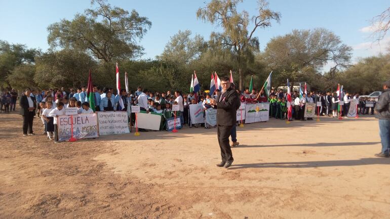 Desfile en honor de los héroes de la Guerra del Chaco por los 89 años de la firma del protocolo de la paz del Chaco. Estudiantes de 12 aldeas nativas de Mariscal Estigarribia fueron protagonistas del evento. 