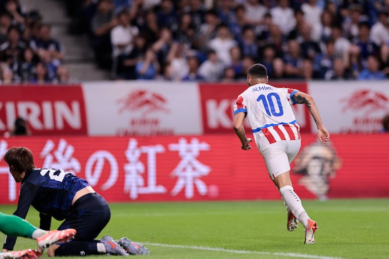 Miguel Almirón, futbolista de la selección de Paraguay, celebra un gol en el partido frente a Japón en el amistoso internacional de la Fecha FIFA de octubre en el estadio Panasonic Suita, en Suita, Osaka, Japón.