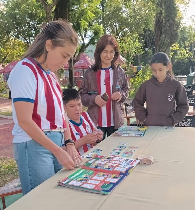 La directora del nivel medio, Norma Machuca (campera marrón), con una docente y estudiantes en el patio de Las Teresas.