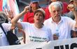 La exsenadora de oposición Kattya González (c) lideró la marcha 'Por la Justicia, contra toda la injusticia'. Mañana presentará su quinto urgimiento a la Corte exigiendo se expidan sobre la acción de inconstitucionalidad en contra de su expulsión del Senado. (EFE).