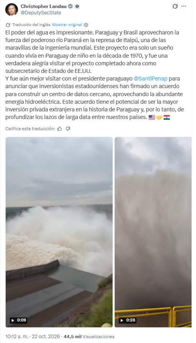 Vista de la represa de Itaipú, con aguas intensamente fluyendo y cielos nublados, reflejando la grandeza de la obra hidroeléctrica.