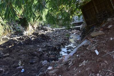 Pese al anuncio del intendente de Asunción, Óscar "Nenecho" Rodríguez (ANR-HC), del inicio de obras de construcción del muro de contención del arroyo Ybyra'i hace caso dos semanas, el sitio sigue en las mismas condiciones.