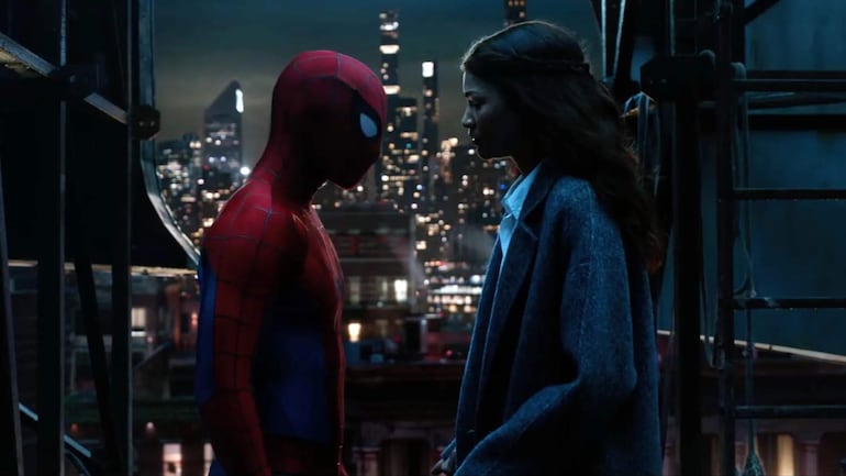 Mujer tranquila rodeada de una multitud en un evento de Spider-Man, con luces brillantes y ambiente festivo.