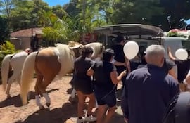 Amigos, familiares y hasta su caballo formaron parte del último adiós a la amazona Jimena Jazmín Colmán Giménez.
