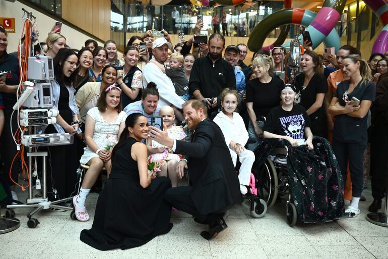 El príncipe Harry y Meghan saludan y posan con los niños durante su visita al Royal Children's Hospital en Melbourne, Australia. (EFE/EPA/JOEL CARRETT)
